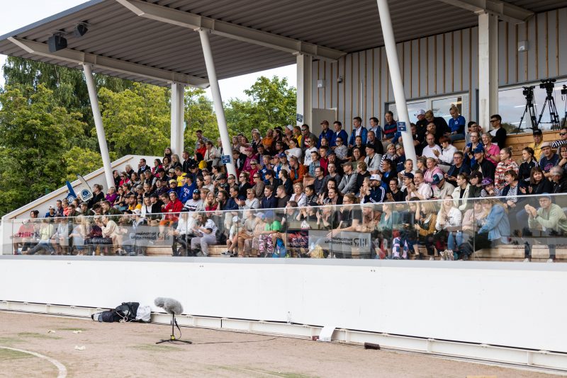 Ihmiset katsomassa pesäpalloa