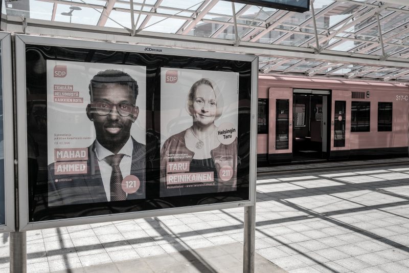 SDP:n vaalimainoksia Helsingin metroasemalla