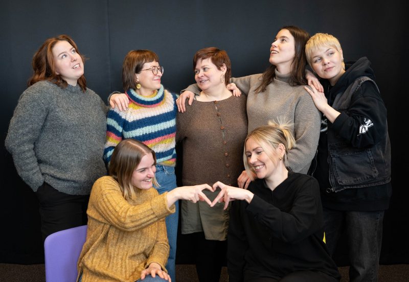 Kulttuurijourut podcastin toimitustiimi Sofia Saarinen, Mira Lahti, Petra Partanen-Sainio, Veera Törmä, Jennie Mariani-Cerati, edessä: Emma Perilä ja Ella Launonen