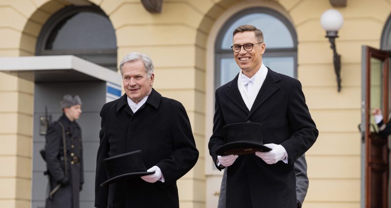 Entinen tasavallan presidentti Sauli Niinistö ja nykyinen tasavallan presidentti Alexander Stubb kuvattuna virkaanastujaisissa maaliskuussa.