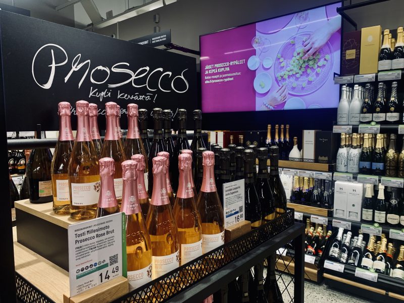 Keväisiä kuohuviinipulloja Alkossa.