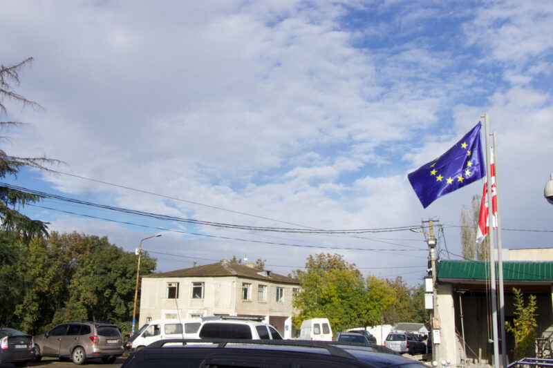 Lipputangossa liehuu EU:n lippu Georgian parlamenttivaaleissa kadun varrella olevassa lipputangossa.