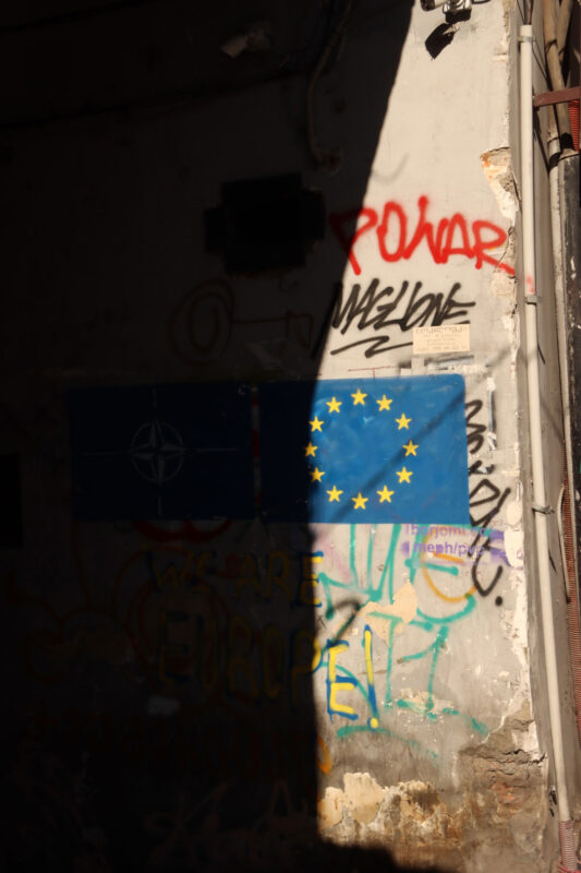 Tbilisiläisen talon seinässä oleva graffiti EU-lipusta.
