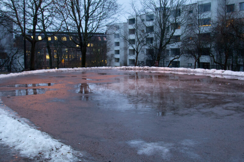 Sinebrychoffinpuiston luonnonjääkentällä on monen päivän uudelleenjäädytysurakka edessä, kun pakkasia taas tulee.
