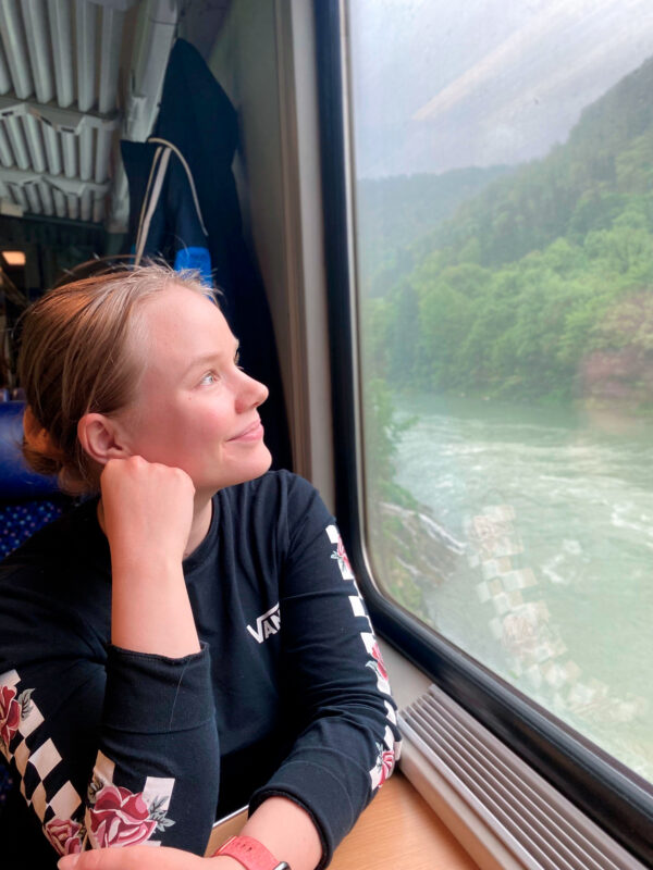 Ira Salminen matkusti vuonna 2024 pelkästään maata pitkin. Kuvassa Salminen junassa matkalla Slovenian pääkaupunki Ljubljanaan.