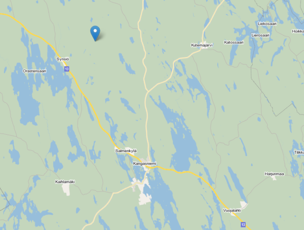 karttakuva, jossa sininen karttamerkki kuvaa Huuhtimäen aluetta. Kangasniemen kirkonkylä on kuvan alareunassa valkoisella.
