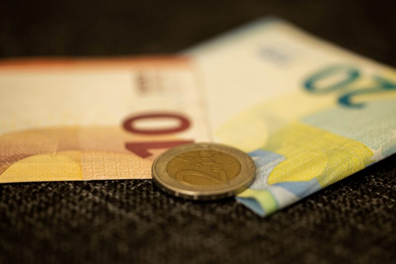 20 euron ja 10 euron setelit ja kahden euron kolikko.
