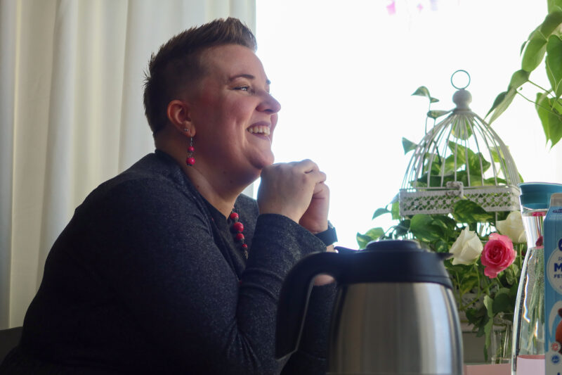 Kuva istuvasta Katja Kaipaisesta