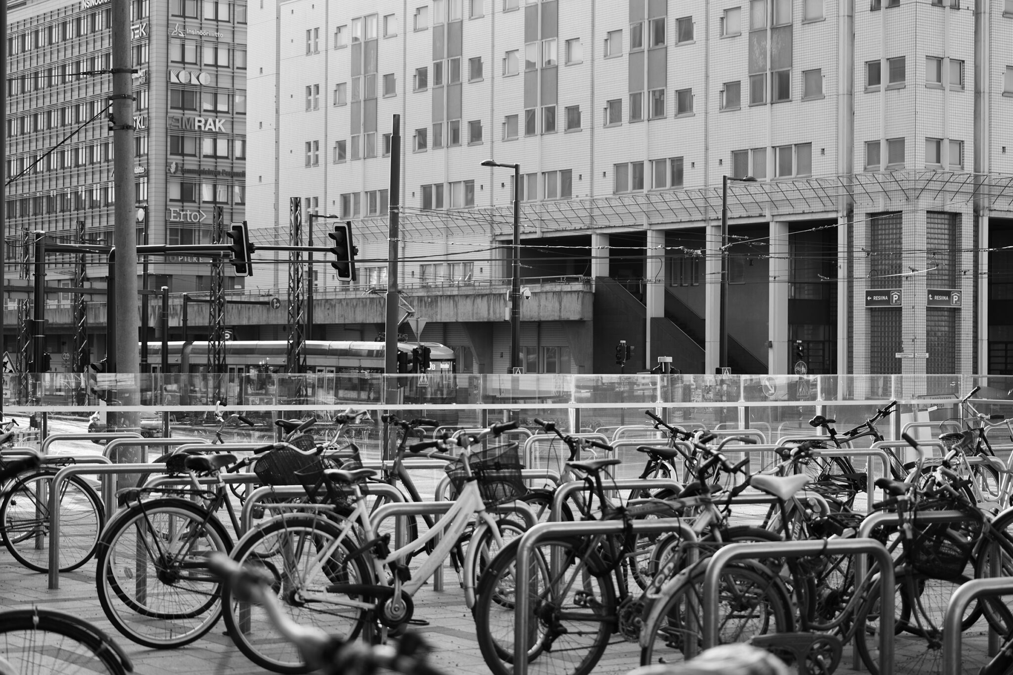 Polkupyöriä Pasilan rautatieaseman edessä, taustalla raitiovaunu ja Itä-Pasila.
