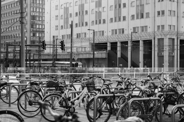 Polkupyöriä Pasilan rautatieaseman edessä, taustalla raitiovaunu ja Itä-Pasila.