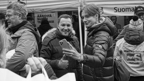 Elinkeinoministeri Wille Rydman otti yhteiskuvan mahdollisen äänestäjän kanssa.
