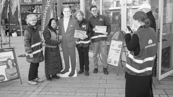 Kokoomuksen vaalikontilla Narinkkatorilla otetaan kuvia pahvisen Daniel Sazonovin kanssa.
