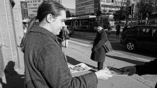 Vasemmistoliiton edustaja jakaa Sörnäisissä esitteitään.
