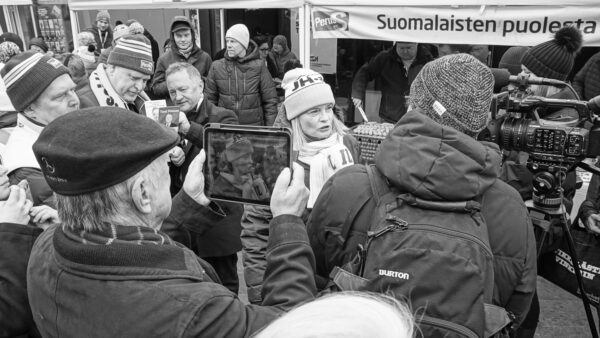 Riikka Purra yleisön keskellä.