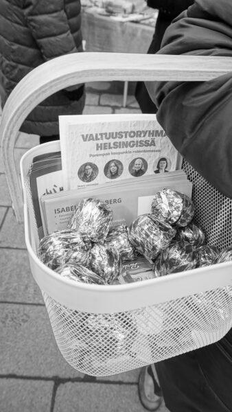 Makeisia äänestäjille ehdokkaan korissa.