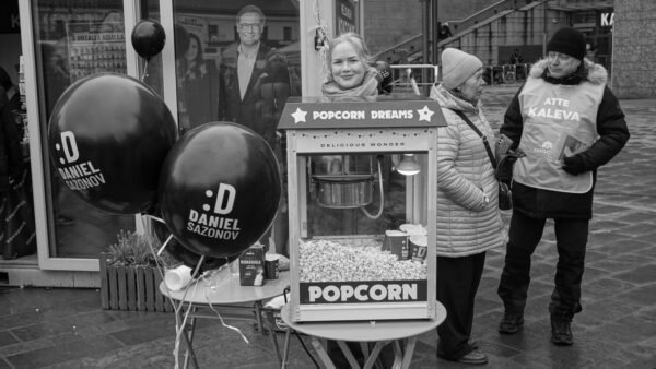 Popcornia tarjolla Kokoomuksen vaalikontilla Narinkkatorilla.