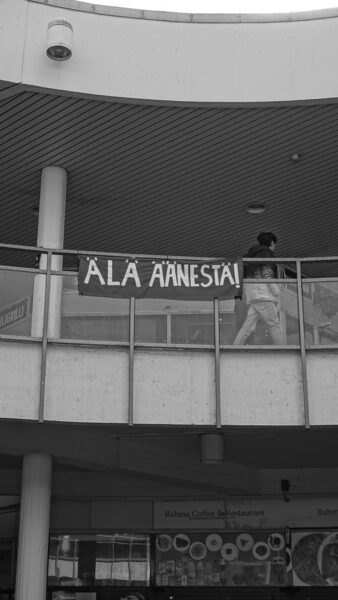 Puotinharjun Puhos-ostoskeskuksen sisäpihalle on ripustettu lakana, jossa lukee Älä äänestä.