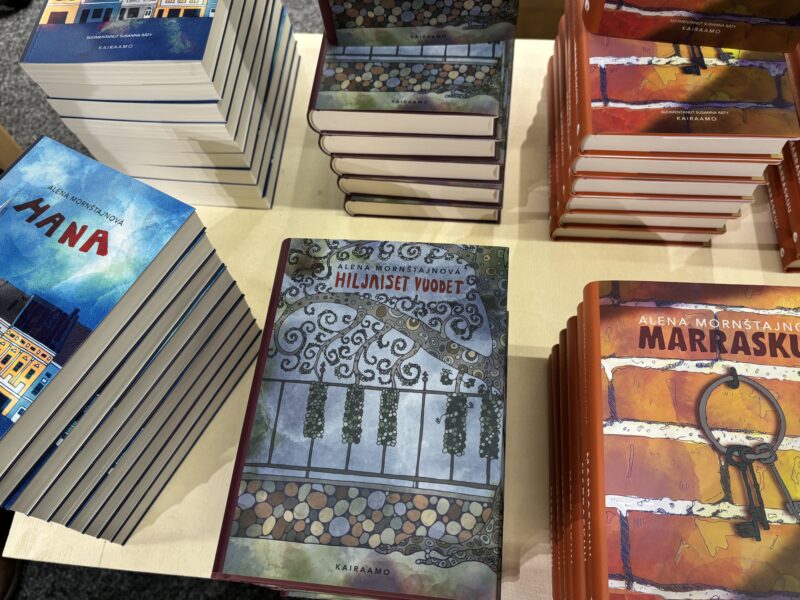 kuvassa on Alena Mornštajnován kirjoja