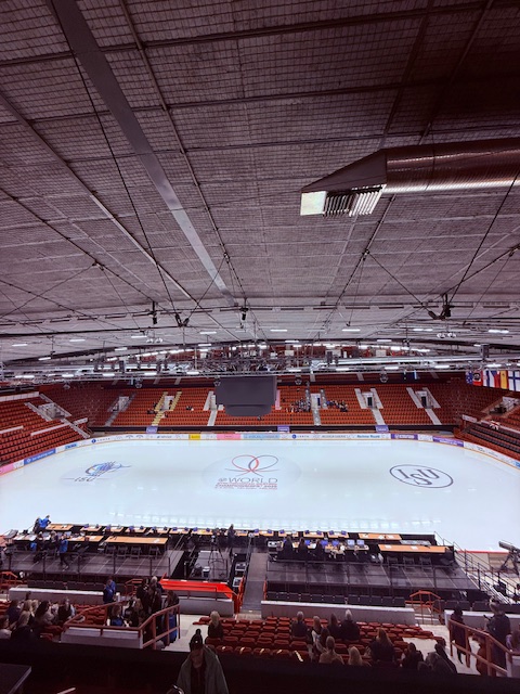 Helsingin jäähalli sisältä. Kuvassa näkyy muodostelmaluistelun MM-kilpailujen areena. 