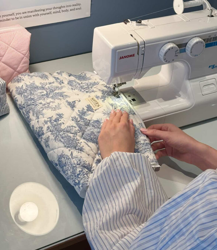 Meikkipussin valmistusta ompelukoneella.