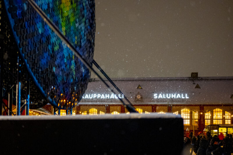 Sébastien Lefèvrn teos Soleil nuit Albireo Hietalahden torilla pimenevässä illassa.