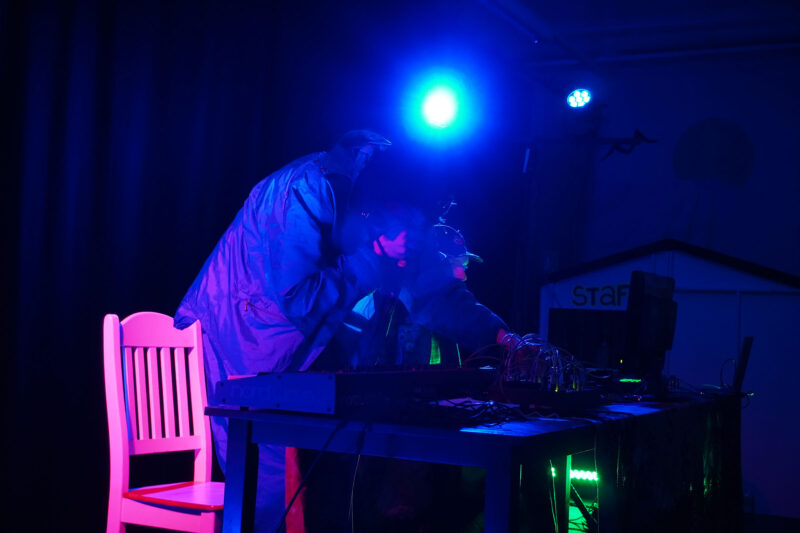 Kuva kahdesta elektronisen musiikin artistista Vapaankaupungin olohuoneen lavalla