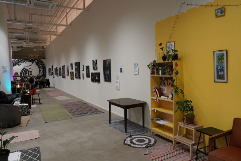 Kuvaa Kalasataman Vapaankaupungin olohuoneen aulasta.