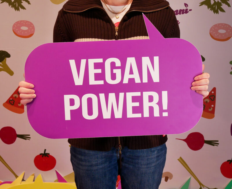 Nainen pitämässä kylttiä, jossa lukee "Vegan Power!"