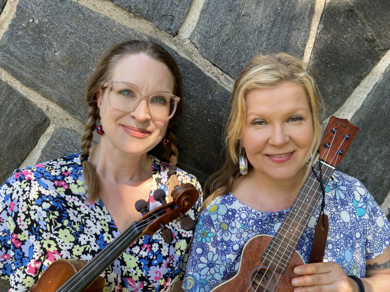 Iloiset lauluntekijät Veera Railio ja Johanna Viksten viulun ja ukulelen kanssa. Kuva: Liisa Takala.