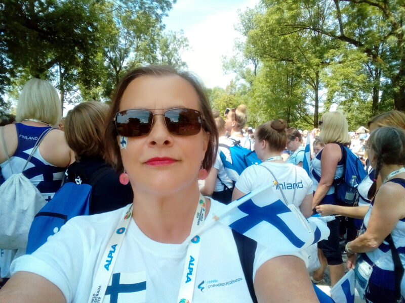 Marja Keski-Luopa ottanut kuvan itsestään kannattamassa Suomea.