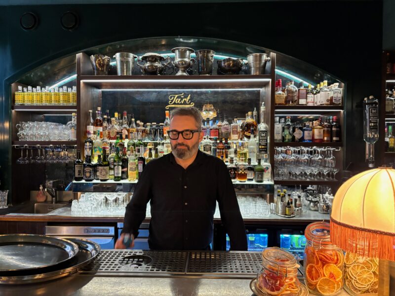 Ravintoloitsija Aki Arjola poseeraa baaritiskin edessä The Tart -ravintolassa.