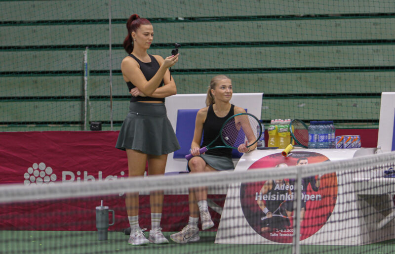 Kuvassa vaikuttajat Ilona Ylikorpi ja Viivi Aaltonen tenniskentän laidalla.