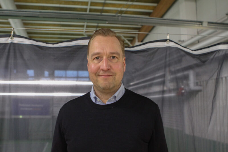 Kuvassa Teemu Purho hymyilemässä kameralle.