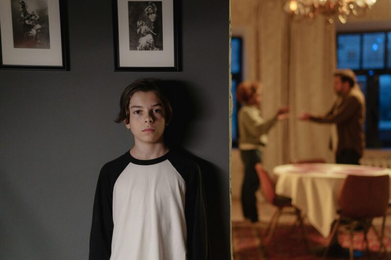 Poika ja riitelevät vanhemmat